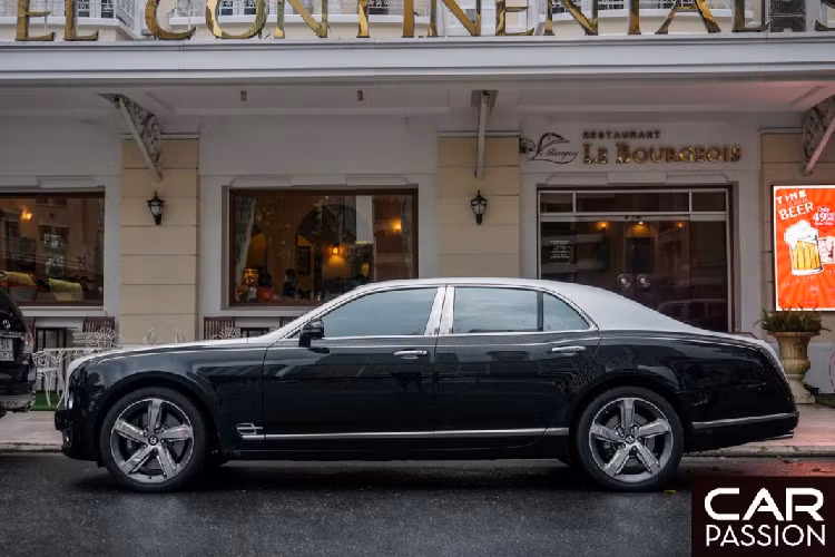 Thân xe cũng được “làm đẹp” với đường coachline màu trắng, kích thước của Bentley Mulsanne Speed khá đồ sộ với chiều dài tổng thể 5.575 mm, chiều rộng 2.208 mm và chiều cao 1.521 mm. Chiều dài của trục cơ sơ 3.266 mm và trọng lượng tổng thể lên đến 3,2 tấn.
