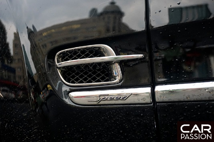 Logo “The Flying B” chễm chệ ở phía trước đầu xe, cụm đèn chiếu sáng với hai bóng kép đặt đối xứng hai bên. Toàn bộ các chi tiết làm từ kim loại như lưới tản nhiệt, các thanh nẹp xung quanh thân xe hay chụp ống xả đều được mạ chrome sáng bóng.