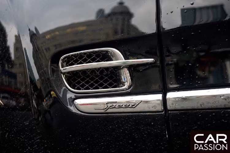 Logo “The Flying B” chễm chệ ở phía trước đầu xe, cụm đèn chiếu sáng với hai bóng kép đặt đối xứng hai bên. Toàn bộ các chi tiết làm từ kim loại như lưới tản nhiệt, các thanh nẹp xung quanh thân xe hay chụp ống xả đều được mạ chrome sáng bóng.