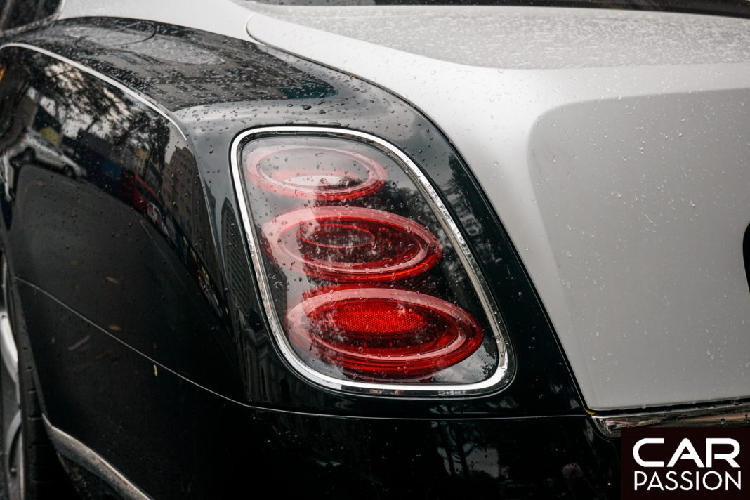 Phần đuôi xe gợi cảm với thiết kế dốc xuống mềm mại tương tự phiên bản Mulsanne tiêu chuẩn, cụm đèn hậu hình oval xếp tầng được viền chrome đẹp mắt. Chụp ống xả kép được mạ chrome.