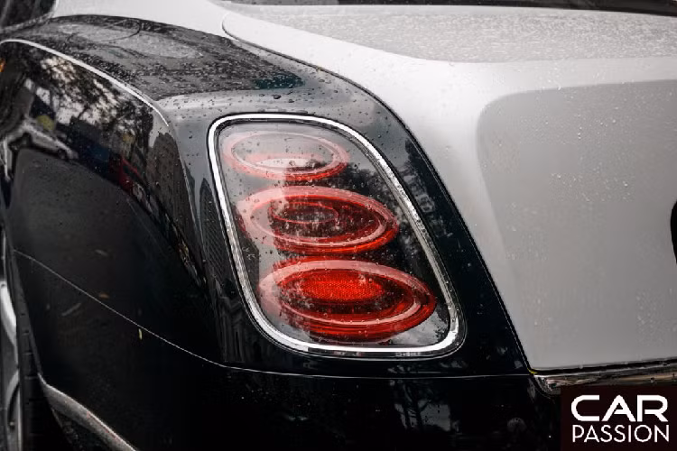 Phần đuôi xe gợi cảm với thiết kế dốc xuống mềm mại tương tự phiên bản Mulsanne tiêu chuẩn, cụm đèn hậu hình oval xếp tầng được viền chrome đẹp mắt. Chụp ống xả kép được mạ chrome.