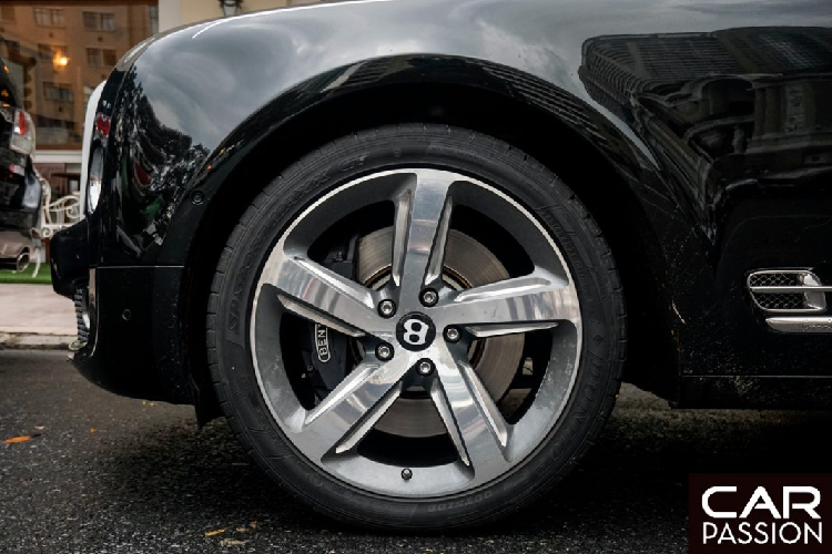 Bộ mâm mà phiên bản Speed sử dụng có kích thước 21 inches đi kèm cùng thiết kế thể thao. Hệ thống phanh đĩa hiệu suất cao với đĩa phanh lớn với cùm phanh sơn đen, tương tự ngoại thất của xe. Một điểm khác để phân biệt giữa phiên bản Speed với những phiên bản khác đó là nhờ phái dưới hốc gió hông được khác chữ “Speed” đẹp mắt.