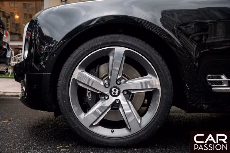 Bộ mâm mà phiên bản Speed sử dụng có kích thước 21 inches đi kèm cùng thiết kế thể thao. Hệ thống phanh đĩa hiệu suất cao với đĩa phanh lớn với cùm phanh sơn đen, tương tự ngoại thất của xe. Một điểm khác để phân biệt giữa phiên bản Speed với những phiên bản khác đó là nhờ phái dưới hốc gió hông được khác chữ “Speed” đẹp mắt.