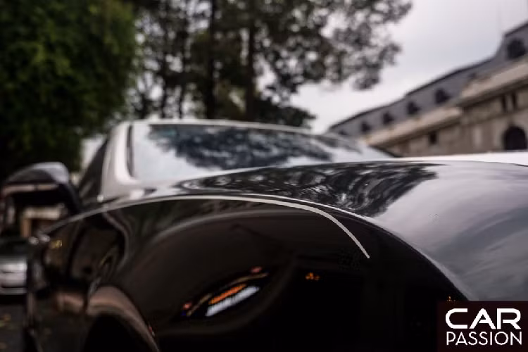 Dải màu trắng bắt đầu từ lưới tản nhiệt phía trước kéo dài xuống đến cốp sau xe, quá trình đổi màu áp dụng phương pháp dán decal nhằm tiết kiệm thời gian, tiền bạc cũng như không làm mất đi lớp sơn “zin” trên xe, ngoài ra còn giúp vẻ ngoài của xe trở nên hài hòa hơn so với lớp sơn đen đơn điệu trước đó.