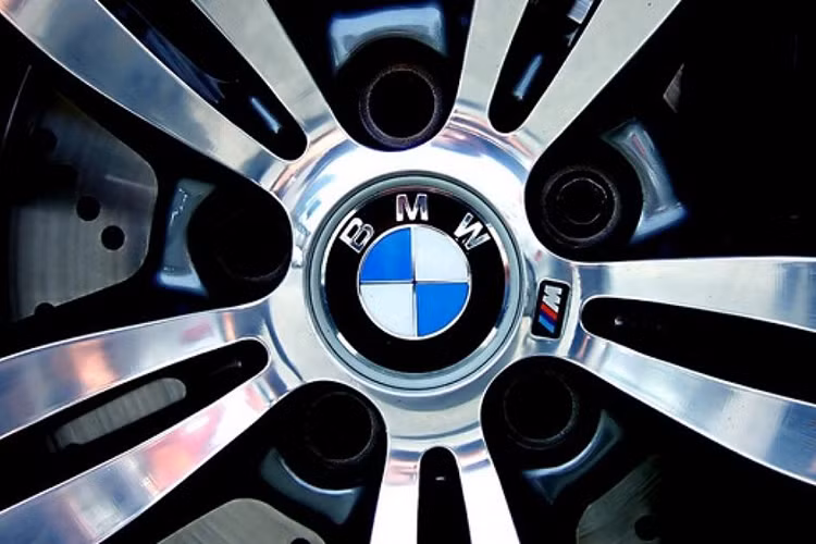 Do không nghĩ ra được logo mới, họ lấy lại huy hiệu hình tròn của công ty cũ và chỉ thay phần lõi bằng màu cờ xứ Bavaria nghịch đảo như vừa nói ở trên, trên rìa là 3 ký tự BMW, viết tắt của Bayerische Motoren Werke (Bavarian Motor Works).