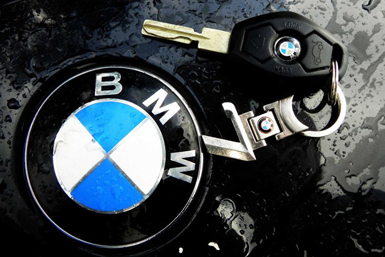 Như vậy, kết hợp với gốc gác sản xuất máy bay từ trước hình ảnh logo BMW và máy bay được mặc định liên tưởng với nhau bởi nhiều thế hệ người châu Âu và cả những tín đồ đam mê thương hiệu xe này.