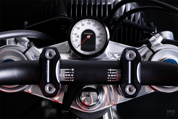 Sửa đổi từ FCR không chỉ hoạt động trên khung. Ở phía trước, bạn sẽ tìm thấy một bộ USD từ Triumph Street Triple màu đen được anot hóa và được trang bị lò xo tùy chỉnh để hạ thấp chúng xuống một chút. FCR đã sửa đổi các chi tiết để sử dụng bộ đĩa mới, sau đó đánh bóng chúng bằng tay.