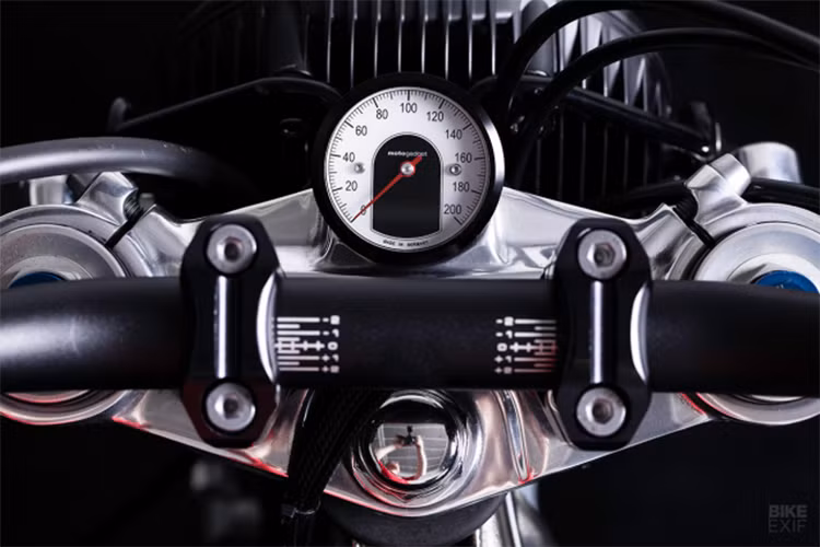 Sửa đổi từ FCR không chỉ hoạt động trên khung. Ở phía trước, bạn sẽ tìm thấy một bộ USD từ Triumph Street Triple màu đen được anot hóa và được trang bị lò xo tùy chỉnh để hạ thấp chúng xuống một chút. FCR đã sửa đổi các chi tiết để sử dụng bộ đĩa mới, sau đó đánh bóng chúng bằng tay.