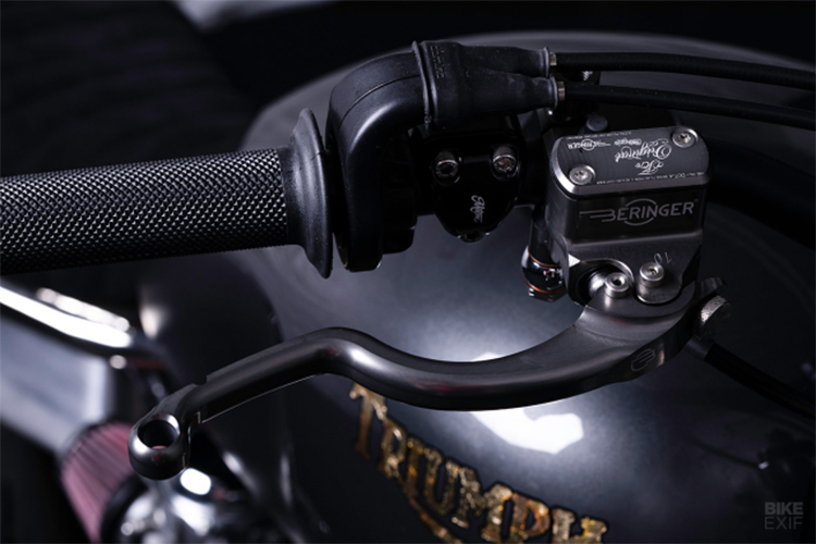 FCR trang bị một bộ bánh xe hợp kim từ Street Twin, các bánh xe ban đầu cũng toàn màu đen, nhưng chúng đã được làm nổi lên với một số chi tiết màu nhôm. Và có một lựa chọn lốp xe để phù hợp với phong cách của chiếc roadster này - Dunlop Sportmax A-13 SP hấp dẫn.