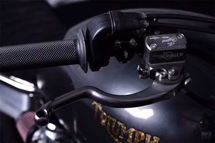 FCR trang bị một bộ bánh xe hợp kim từ Street Twin, các bánh xe ban đầu cũng toàn màu đen, nhưng chúng đã được làm nổi lên với một số chi tiết màu nhôm. Và có một lựa chọn lốp xe để phù hợp với phong cách của chiếc roadster này - Dunlop Sportmax A-13 SP hấp dẫn.