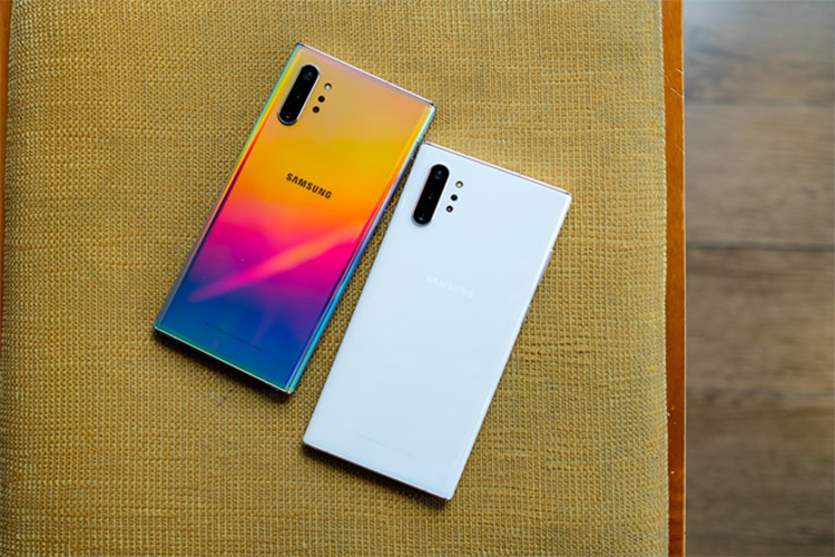 Mẫu smartphone màn hình gập của Samsung, Galaxy Fold được cho rằng sẽ chạy trên nền Android 10 khi bán ra. Một phát ngôn viên của Samsung xác nhận Android 10 sẽ "cập bến" các mẫu smartphone cao cấp vào cuối năm nay. Nhiều khả năng là Galaxy S10/S10+ và Note10, Note10+. Chưa có lịch cập nhật cho những dòng thấp hơn.