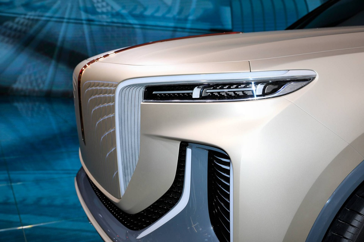 Không chỉ có thiết kế hình khối hơn, đặc biệt phần mặt trước, lưới tản nhiệt quá khổ của xe sang Hongqi E115 bắt chước Rolls-Royce Cullinan, tất nhiên không thể sang trọng bằng.