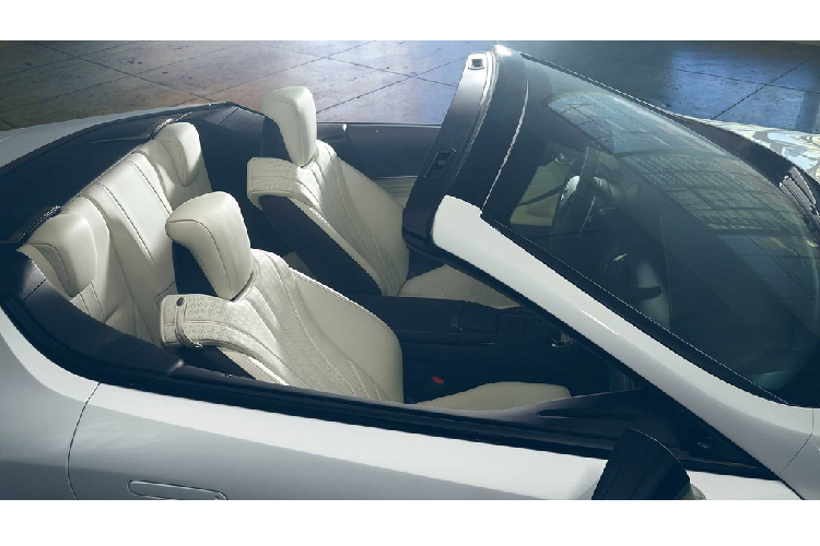 Chỉ khác ở chỗ bản sản xuất được trang bị nội thất bọc da với chỉ khâu màu vàng, bộ mâm 22 inch cỡ lớn. Ngoài chi tiết đó ra, Lexus LC Convertible giống hệt bản concept xuất hiện trước đó.