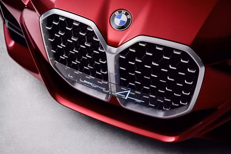 Dù lưới tản nhiệt bắt chước mẫu BMW cổ điển như 328 và 3.0 CSI, thiết kế quá góc cạnh và khác lạ của Concept 4 đã phá hủy vẻ đẹp BMW.