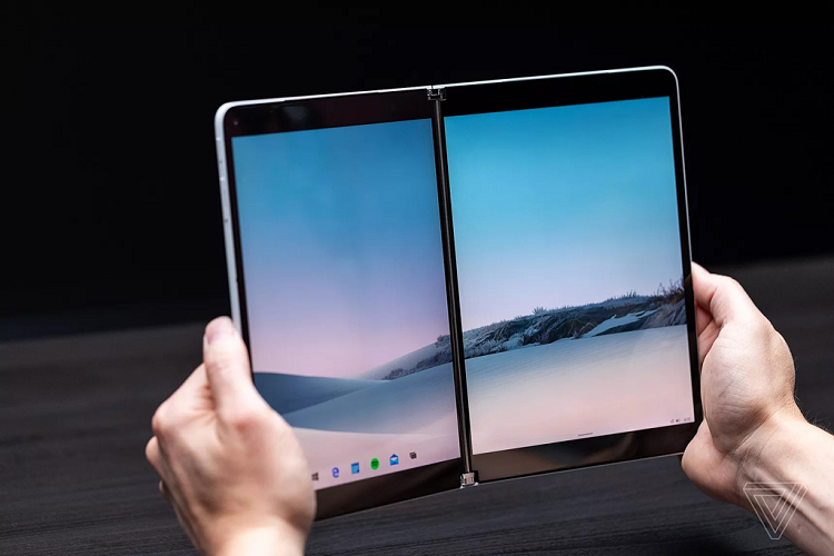 Mỗi phần màn hình có kích thước 9 inch, độ dày 5,6 mm và nặng 655 gram. Panos Panay, Giám đốc Sản phẩm của Microsoft cho biết đây là "thiết bị có màn hình LCD mỏng nhất từng được tạo ra". 