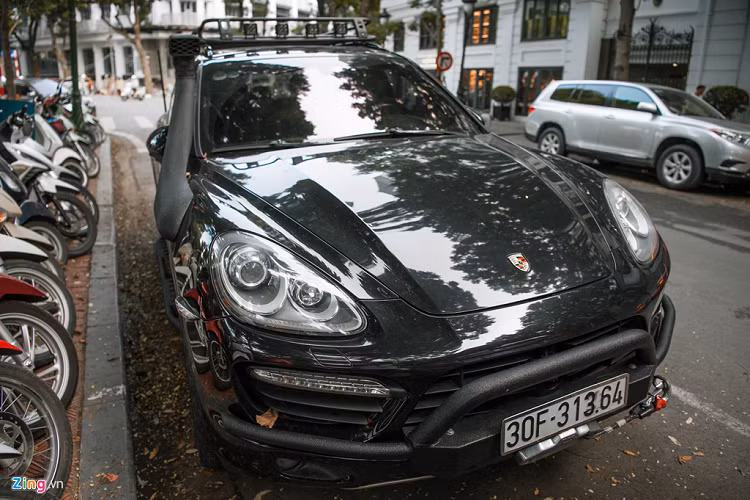 Chiếc SUV hạng sang Porsche Cayenne Turbo thế hệ thứ 2 này thuộc sở hữu của ông Đặng Lê Nguyên Vũ. Chiếc xe được độ theo phong cách off-road, có khả năng vượt địa hình. Phần lớn mẫu SUV trong bộ sưu tập của "vua cà phê" cũng được độ theo phong cách này.
