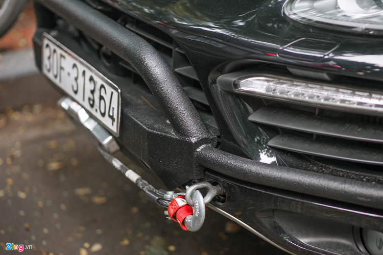 Để đảm bảo khả năng vượt địa hình phức tạp, chiếc xe còn được độ thêm phần cản trước và sau. Phần cản nguyên bản được giữ nguyên nhưng lắp thêm tấm chắn rời bằng thép bên ngoài. 