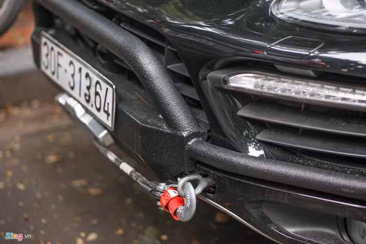 Để đảm bảo khả năng vượt địa hình phức tạp, chiếc xe còn được độ thêm phần cản trước và sau. Phần cản nguyên bản được giữ nguyên nhưng lắp thêm tấm chắn rời bằng thép bên ngoài. 