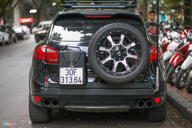 Phía sau đuôi xe của ông Đặng Lê Nguyên Vũ được gắn thêm một bình xăng phụ, bên cạnh là bánh sơ-cua. Chi tiết này khiến chiếc Porsche Cayenne Turbo có ngoại hình khác biệt, hầm hố hơn. 