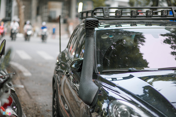 Một chi tiết không thể thiếu trên các mẫu SUV thuộc sở hữu của ông Đặng Lê Nguyên Vũ là ống thở Safari. Chi tiết này có thể giúp xe hoạt động được ở địa hình nước ngập. Đây cũng là nét đặc trưng để nhận diện xe thuộc sở hữu của Trung Nguyên, bởi ít có đại gia nào gắn ống thở trên một chiếc SUV hạng sang như Porsche Cayenne Turbo. 