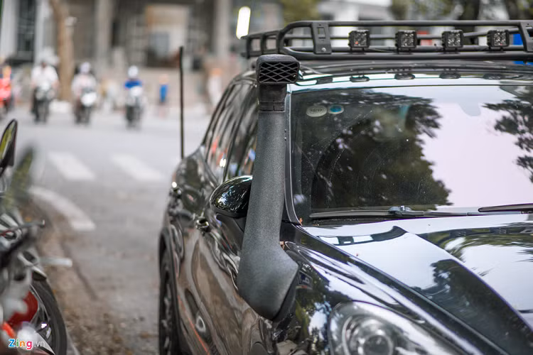 Một chi tiết không thể thiếu trên các mẫu SUV thuộc sở hữu của ông Đặng Lê Nguyên Vũ là ống thở Safari. Chi tiết này có thể giúp xe hoạt động được ở địa hình nước ngập. Đây cũng là nét đặc trưng để nhận diện xe thuộc sở hữu của Trung Nguyên, bởi ít có đại gia nào gắn ống thở trên một chiếc SUV hạng sang như Porsche Cayenne Turbo. 