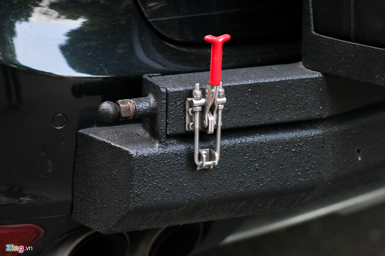 Phía sau cũng được lắp thêm thanh chắn bảo vệ bằng thép. 