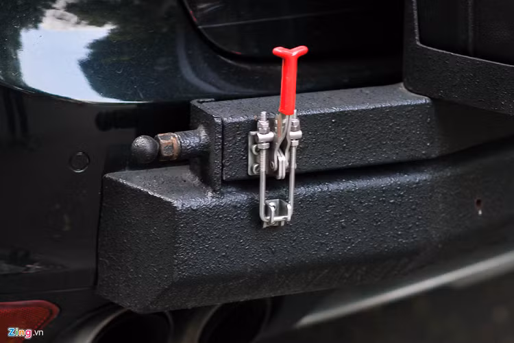 Phía sau cũng được lắp thêm thanh chắn bảo vệ bằng thép. 