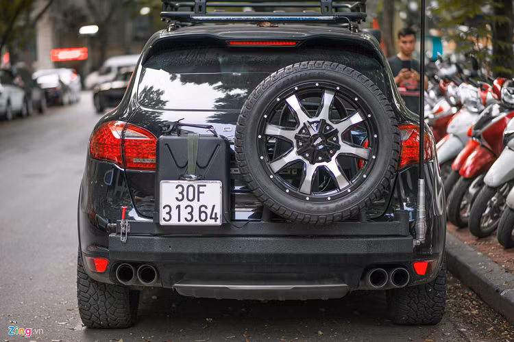 Phía sau đuôi xe của ông Đặng Lê Nguyên Vũ được gắn thêm một bình xăng phụ, bên cạnh là bánh sơ-cua. Chi tiết này khiến chiếc Porsche Cayenne Turbo có ngoại hình khác biệt, hầm hố hơn. 