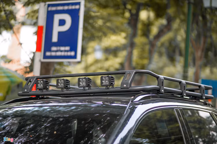 Trên mui của chiếc Porsche Cayenne Turbo lắp thêm giá nóc. Hệ thống đèn trợ sáng LED của Rigid Industries được gắn phía trước giá nóc. 