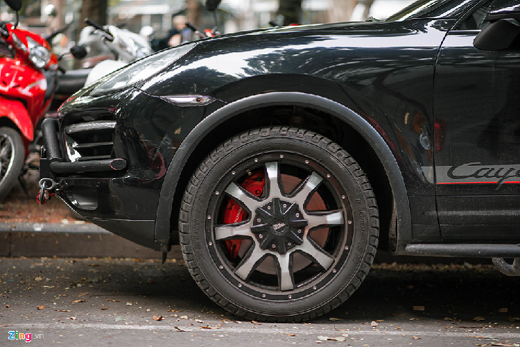 Xe sở hữu bộ mâm của Moto Metal, đây là bộ mâm khá phổ biến trong giới độ SUV và bán tải. Đi kèm với đó là bộ lốp Cooper Zeon LTZ. Cụm phanh Porsche màu đỏ nổi bật bên trong. 