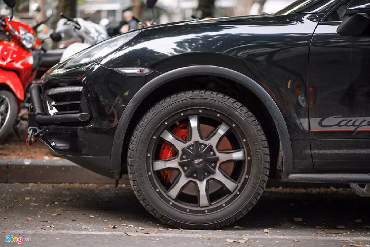 Xe sở hữu bộ mâm của Moto Metal, đây là bộ mâm khá phổ biến trong giới độ SUV và bán tải. Đi kèm với đó là bộ lốp Cooper Zeon LTZ. Cụm phanh Porsche màu đỏ nổi bật bên trong. 