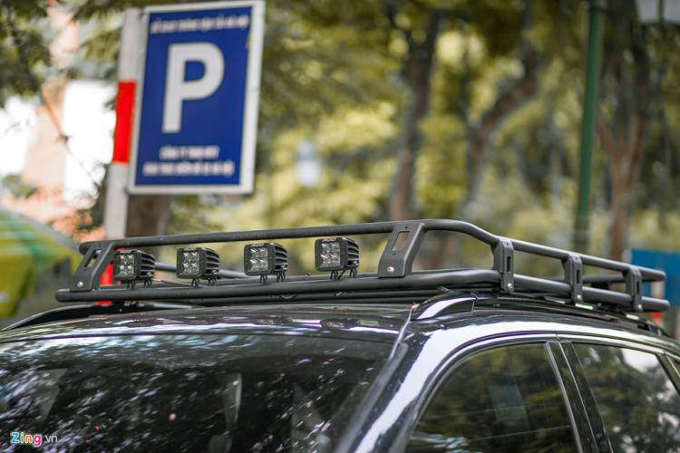 Trên mui của chiếc Porsche Cayenne Turbo lắp thêm giá nóc. Hệ thống đèn trợ sáng LED của Rigid Industries được gắn phía trước giá nóc. 