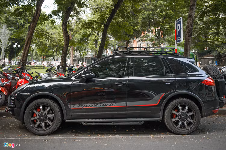 Khác với những chiếc xe khác có ngoại hình màu trắng hoặc bạc, mẫu Porsche Cayenne Turbo này sở hữu màu sơn đen ở ngoại thất.