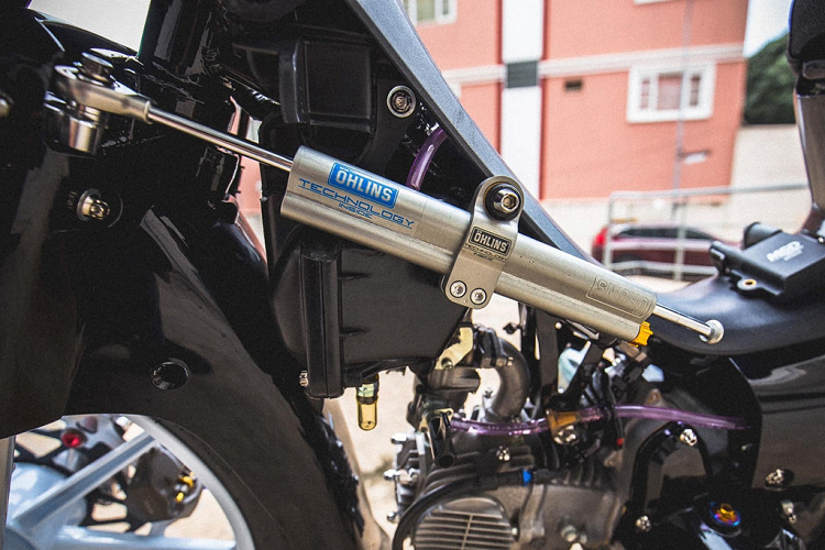 Di chuyển xuống phía dưới là bộ trợ lực sườn cao cấp của Ohlins. Trợ lực này có hành trình 110 mm, bao gồm 24 bậc tinh chỉnh cho độ cứng khác nhau. 