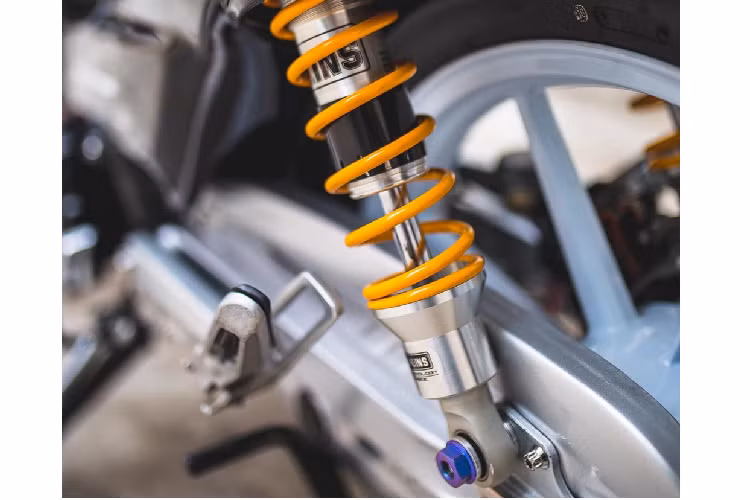 Giảm xóc sau của xe cũng được nâng cấp lên thương hiệu Ohlins - thương hiệu "quốc dân" trên các bản độ cao cấp. 