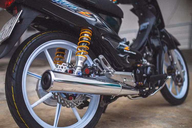 Ở phía sau, xe sở hữu kẹp phanh Brembo Billet đi kèm đĩa phanh Braketech 220 mm và dây dầu Hel UK, ngắt dầu Staubli. 