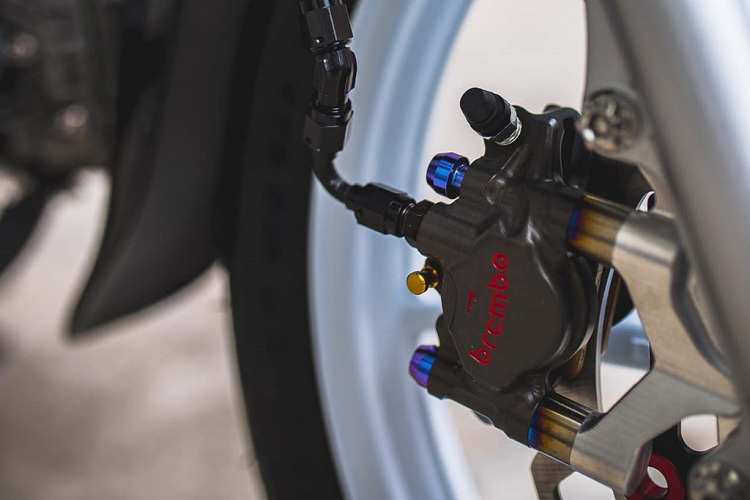 Dàn chân xe là một trong những khu vực được nâng cấp đắt giá nhất. Ở phía trước, xe sở hữu kẹp phanh Brembo Moto3 2 piston, đi kèm dây dầu Hel UK và ngắt dầu Staubli. Xe sử dụng cặp mâm của Racing Boy được sơn trắng. Riêng "combo" này đã có giá hơn 50 triệu đồng. 