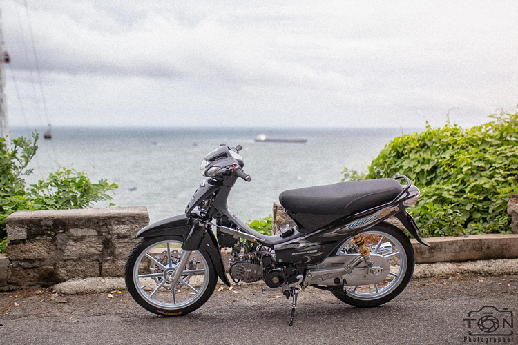 Ở nguyên bản, Honda Wave sở hữu động cơ xy-lanh đơn, dung tích 108 cc sản sinh công suất 8 mã lực. Để có cảm giác lái thú vị hơn, chủ xe đã nâng cấp "nhẹ" ở phần động cơ với mobin sườn và bộ lọc xăng mới. Dù được nâng cấp khá nhiều, chiếc Honda Wave độ khủng này vẫn giữ được đường nét thiết kế thanh thoát đã làm nên thương hiệu. Theo chủ workshop, tổng giá trị dàn phụ kiện trên bản độ này vượt mốc 100 triệu đồng.