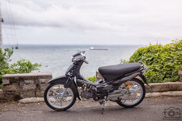 Ở nguyên bản, Honda Wave sở hữu động cơ xy-lanh đơn, dung tích 108 cc sản sinh công suất 8 mã lực. Để có cảm giác lái thú vị hơn, chủ xe đã nâng cấp "nhẹ" ở phần động cơ với mobin sườn và bộ lọc xăng mới. Dù được nâng cấp khá nhiều, chiếc Honda Wave độ khủng này vẫn giữ được đường nét thiết kế thanh thoát đã làm nên thương hiệu. Theo chủ workshop, tổng giá trị dàn phụ kiện trên bản độ này vượt mốc 100 triệu đồng.