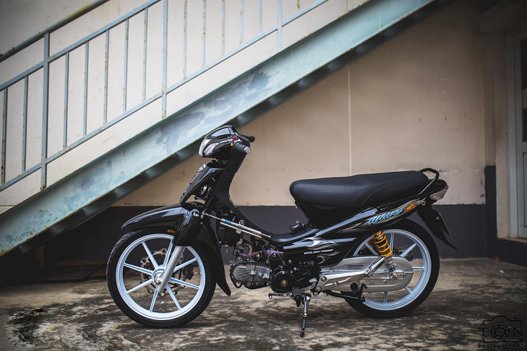 Hồi tháng 7, Zing.vn từng giới thiệu đến độc giả chiếc Honda Wave độ hơn 200 triệu đồng của biker Hà Nội. Không thua kém thủ đô, một biker tại Sài Gòn cũng cho ra lò bản độ Wave trị giá trăm triệu với các thương hiệu quen thuộc như Brembo, Ohlins…