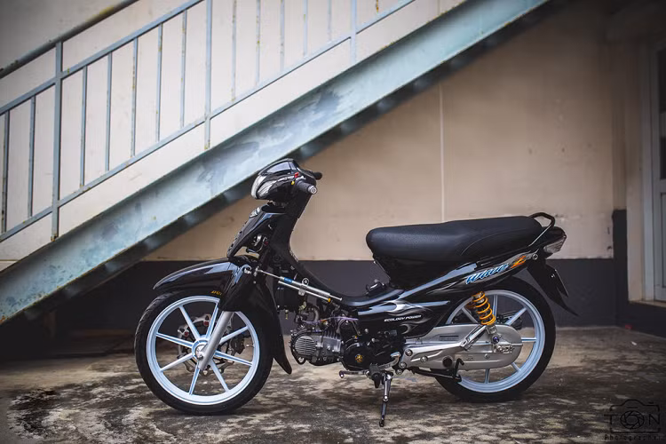 Hồi tháng 7, Zing.vn từng giới thiệu đến độc giả chiếc Honda Wave độ hơn 200 triệu đồng của biker Hà Nội. Không thua kém thủ đô, một biker tại Sài Gòn cũng cho ra lò bản độ Wave trị giá trăm triệu với các thương hiệu quen thuộc như Brembo, Ohlins…