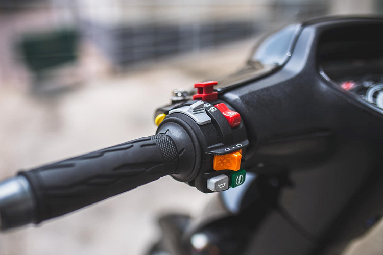 Xe được trang bị cùm tăng tốc và ống ga của Domino, cụm công tắc Honeywell được tích hợp khá nhiều nút bấm. 