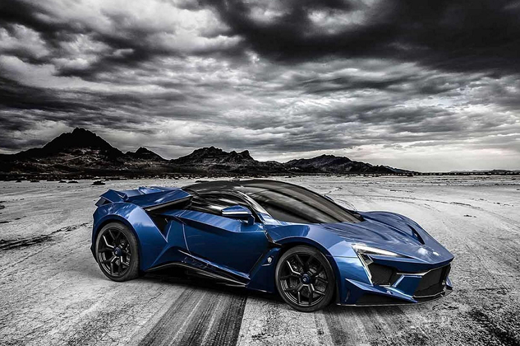 Siêu xe của W Motors có trọng lượng rất nhẹ. Thân xe bằng sợi carbon, khoang lái chủ yếu bằng nhôm, Fenyr SuperSport chỉ nặng 1.349 kg. Xe tăng tốc 0-96 km/h trong 2,8 giây, tốc độ tối đa 400 km/h.