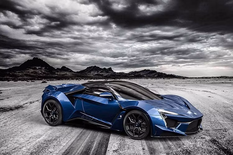 Siêu xe của W Motors có trọng lượng rất nhẹ. Thân xe bằng sợi carbon, khoang lái chủ yếu bằng nhôm, Fenyr SuperSport chỉ nặng 1.349 kg. Xe tăng tốc 0-96 km/h trong 2,8 giây, tốc độ tối đa 400 km/h.