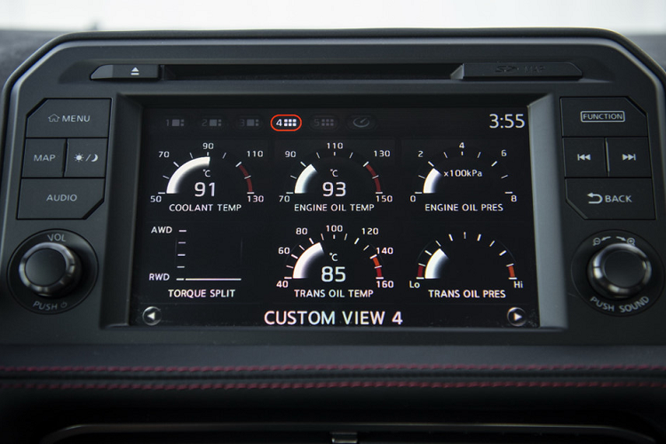 Các chi tiết được nâng cấp khác bao gồm hệ thống giảm xóc Bilstein được độ lại, hệ thống phanh Brembo hiệu suất cao với kẹp phanh và đĩa phanh carbon ceremic kích thước lớn.