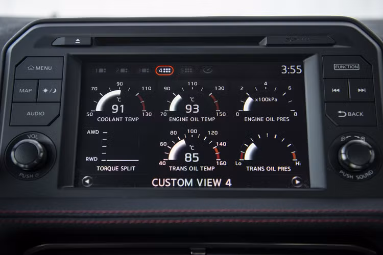 Các chi tiết được nâng cấp khác bao gồm hệ thống giảm xóc Bilstein được độ lại, hệ thống phanh Brembo hiệu suất cao với kẹp phanh và đĩa phanh carbon ceremic kích thước lớn.