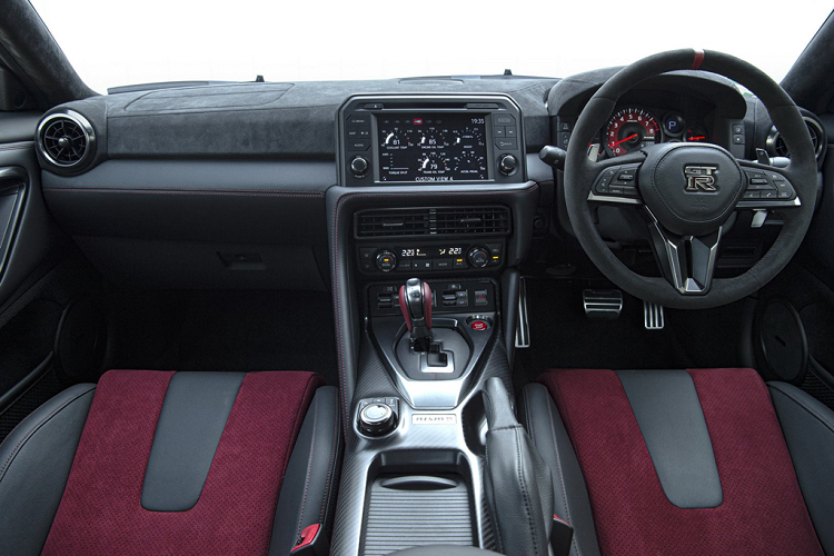 Bộ mâm của xe được thiết kế hoàn toàn mới từ chất liệu nhôm đúc với kích thước 20 inch, được trang bị lốp tiêu chuẩn của Dunlop. Ngoài ra, hệ thống ống xả của xe sử dụng chất liệu titan với màu ánh xanh đặc trưng.