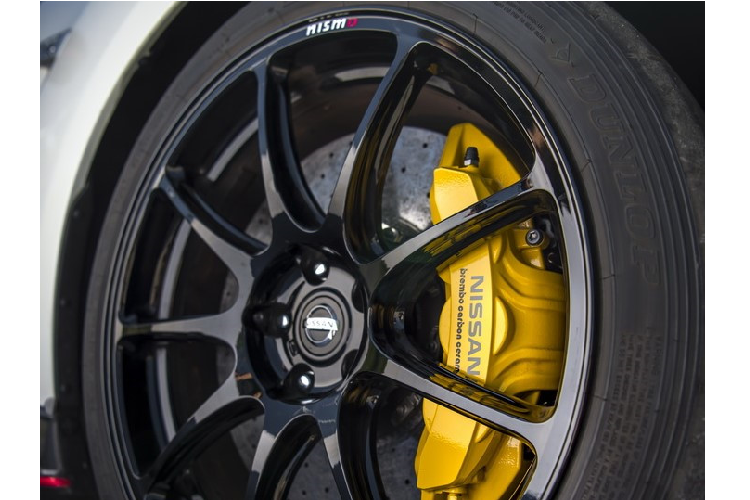 Về mặt nội thất, Nissan GT-R NISMO 2020 được trang bị bộ ghế thể thao chính hãng Recaro, màn hình trung tâm 8 inch cảm ứng, hệ thống định vị vệ tinh với bản đồ 3D, camera lùi, kết nối Bluetooth cùng những trang bị tiện nghi khác.