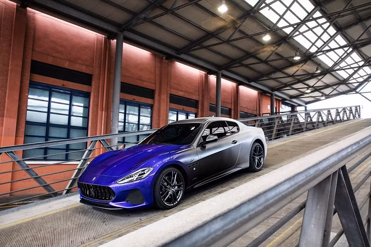 Thế hệ đầu tiên của cặp đôi Maserati GranTurismo và GranCabrio được ra đời lần đầu tiên vào năm 2007 và nhanh chóng trở thành "cứu cánh" cho Maserati trong giai đoạn đầy khó khăn đó. Tuy nhiên, nhiều năm sau, trước sức ép ngày một nặng nề từ các đối thủ lớn và sừng sỏ như Porsche... cộng với việc "lười thay đổi" đã khiến bộ đôi GranTurismo và GranCabrio khó lòng giữ chân được khách hàng.