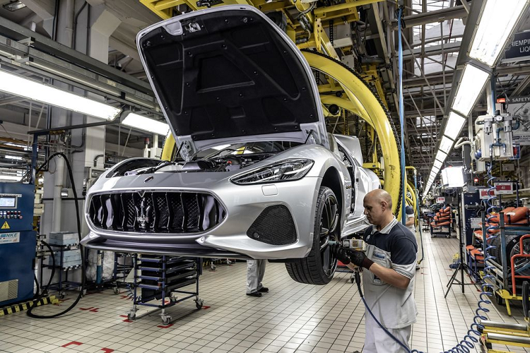 Khi được hỏi về những thay đổi tại nhà máy Modena của hãng, đại diện của hãng xe sang Maserati chỉ cho biết, hãng đã xây dựng thêm các dây chuyền sơn mới nhằm đem đến một "bộ cánh" ấn tượng hơn cho các mẫu xe của mình. Ngoài ra, hãng cũng tạo ra một buồng sơn đặc biệt giúp khách hàng có thể trực tiếp ngắm nhìn quá trình sơn xe mà không ảnh hưởng tới công việc cũng như sức khoẻ.